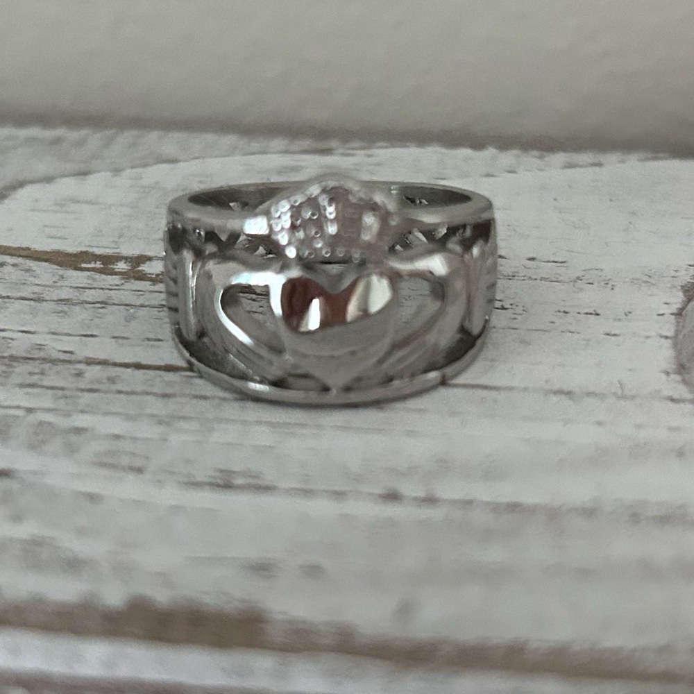 Claddagh Ring 🍀 - Picture 3 of 7